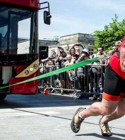 Терри Холландс установил мировой рекорд в тяге автобуса