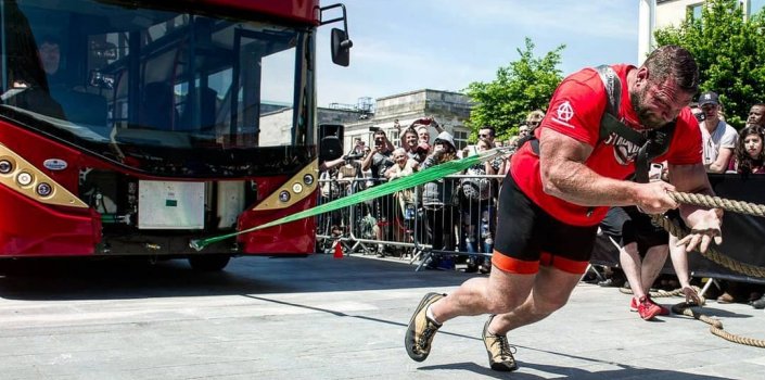 Терри Холландс установил мировой рекорд в тяге автобуса